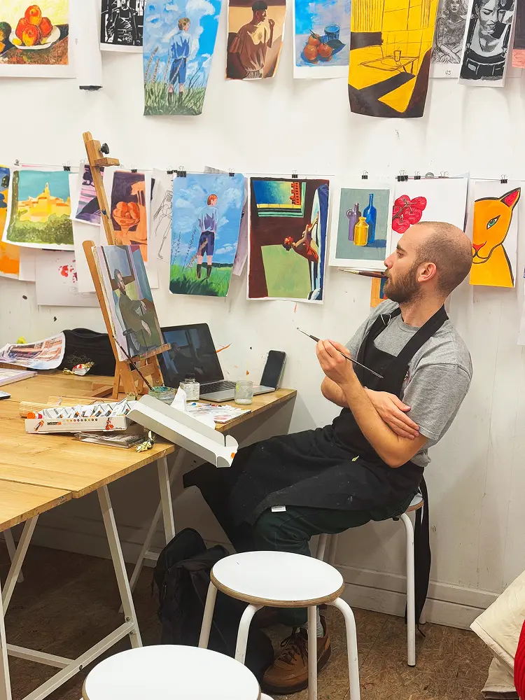 la pédagogie, le professeur montrant un geste de peinture ou de dessin