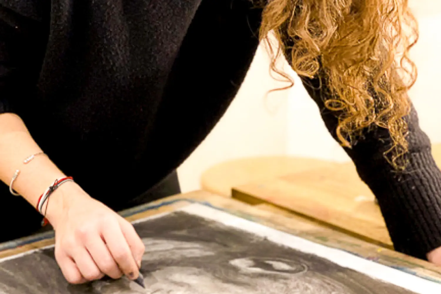 L'ambiance, une table avec des dessins et des crayons et des feutres