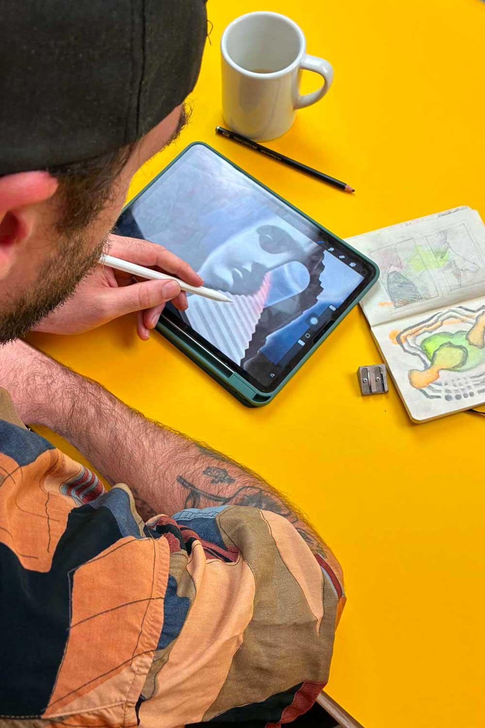 la pédagogie, le professeur montrant un geste de peinture ou de dessin