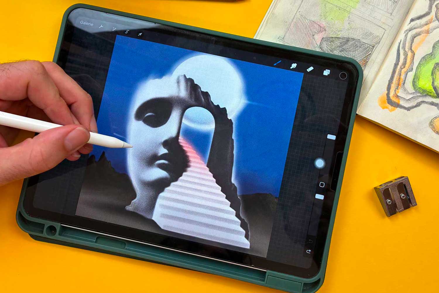 L'ambiance, une table avec des dessins et des crayons et des feutres