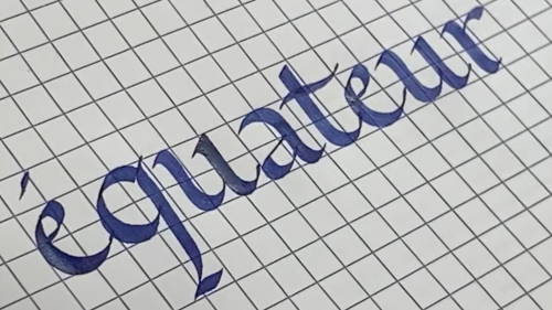 Mettez immédiatement en pratique vos acquis : guidé pas à pas, vous tracerez un mot entier en calligraphie latine et repartirez avec votre première création personnelle.