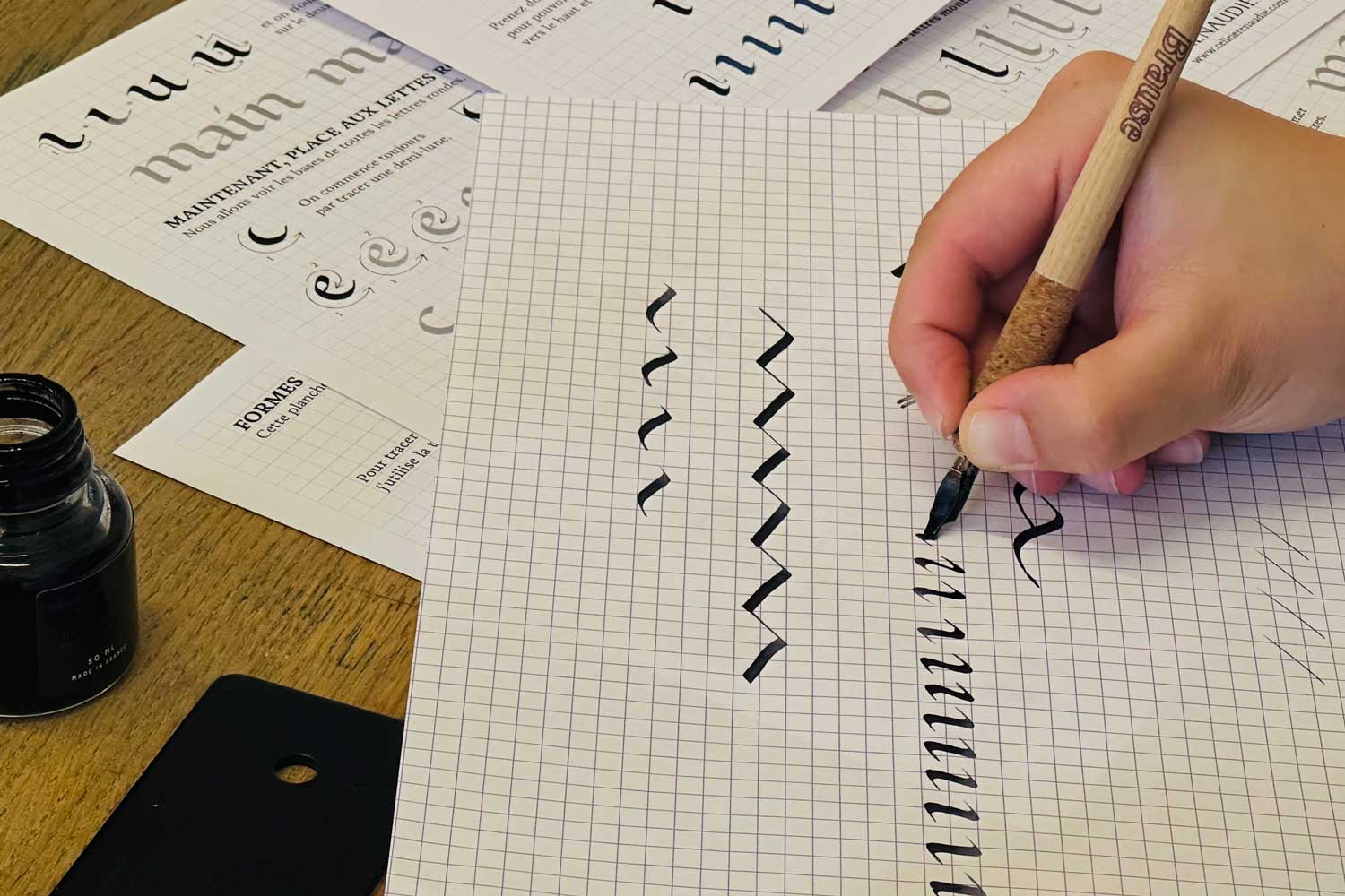 L'ambiance, une table avec des dessins et des crayons et des feutres