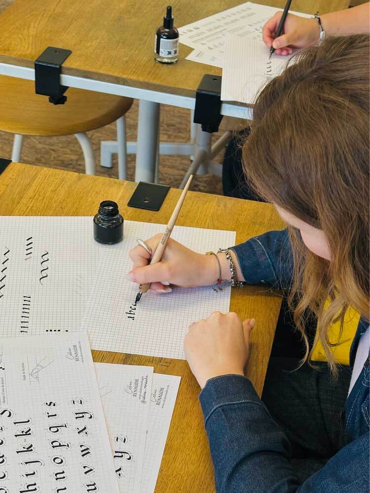 la pédagogie, le professeur montrant un geste de peinture ou de dessin