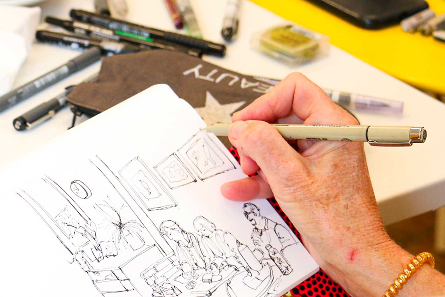 L'ambiance, une table avec des dessins et des crayons et des feutres