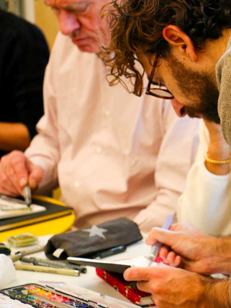 la pédagogie, le professeur montrant un geste de peinture ou de dessin