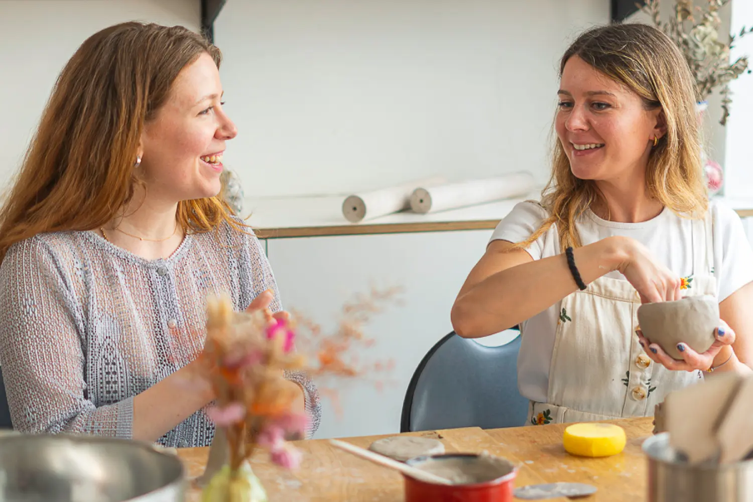 L'ambiance, une table avec des dessins et des crayons et des feutres