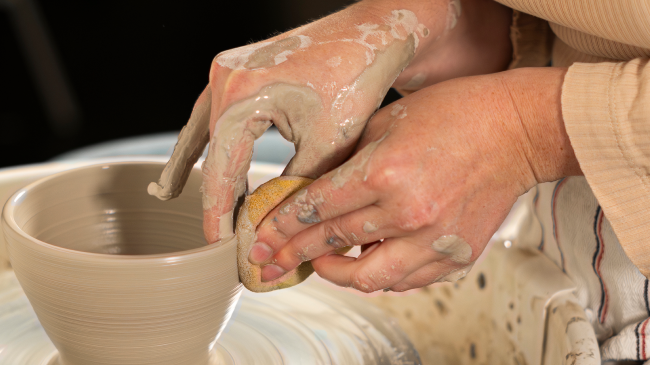 Guidé pas à pas, vous découvrirez comment ouvrir la forme, monter les parois et façonner vos premières créations. La session se conclut par un temps d’échange en groupe, dédié au partage d’expériences et à l’appréciation des réalisations de chacun.