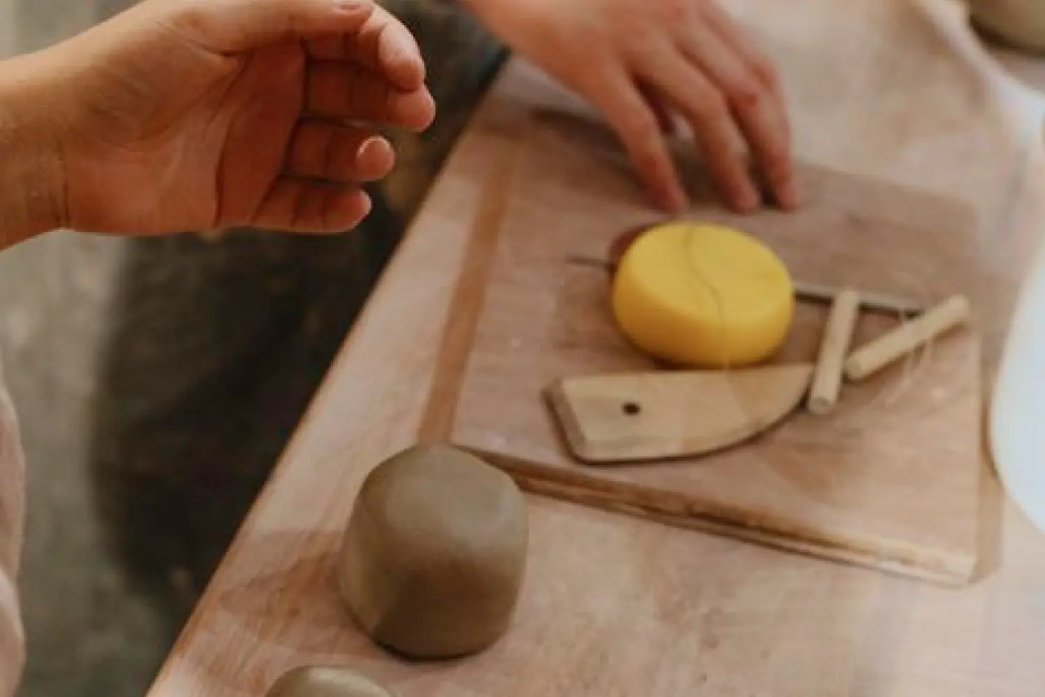 L'ambiance, une table avec des dessins et des crayons et des feutres