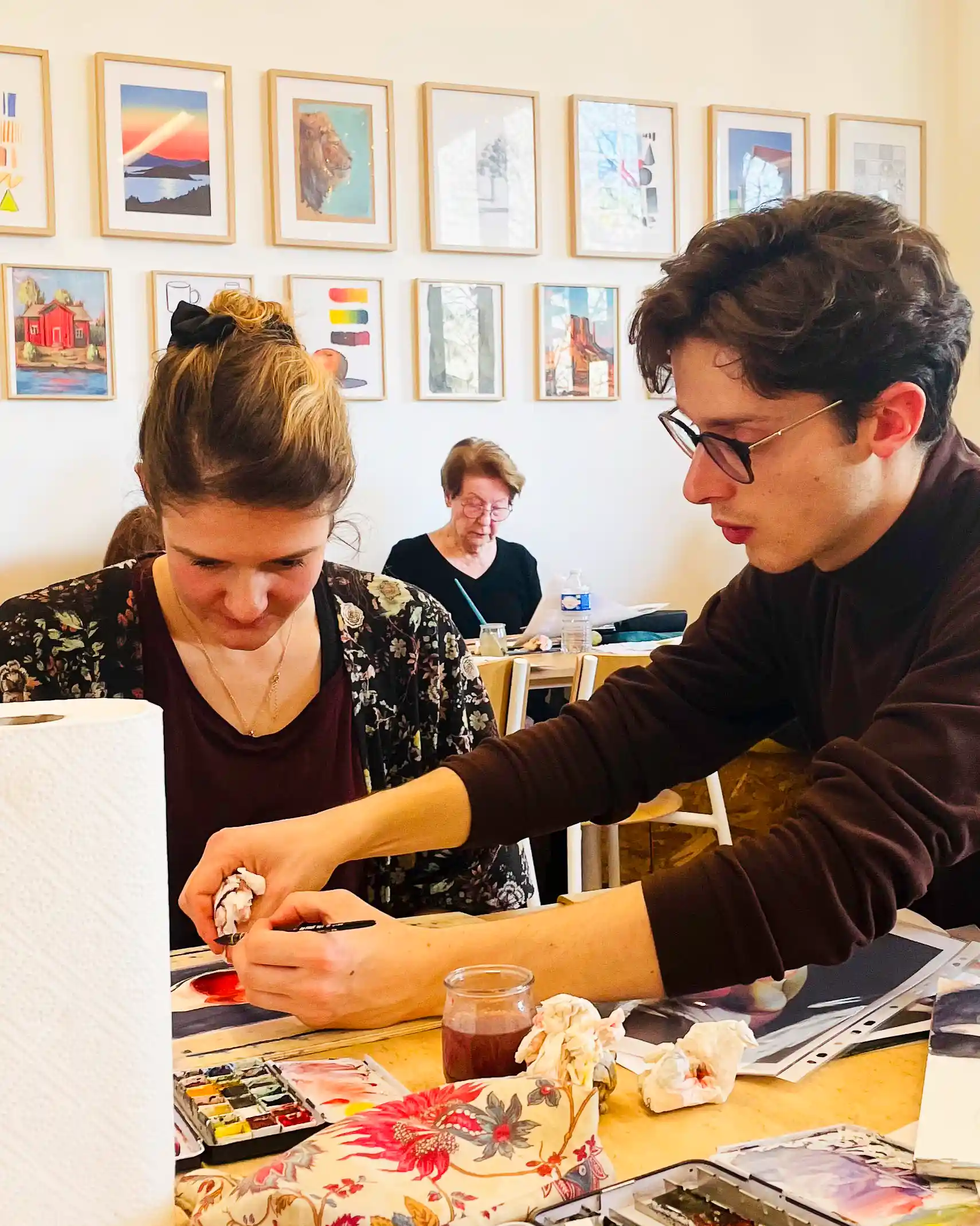 L'ambiance, une table avec des dessins et des crayons et des feutres