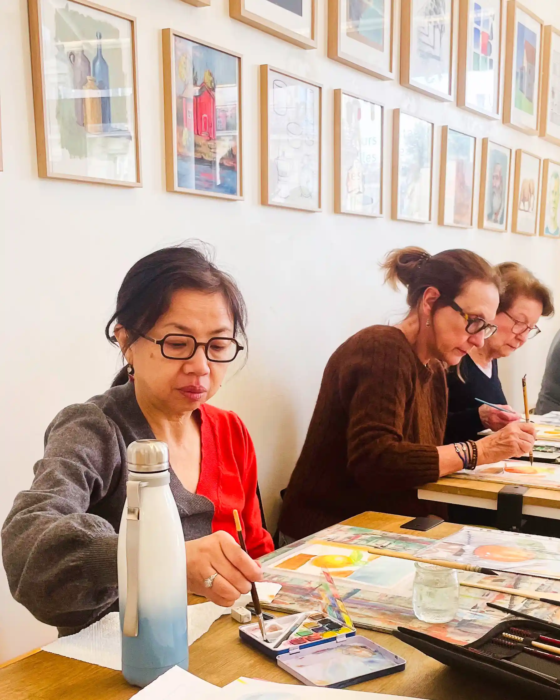 la pédagogie, le professeur montrant un geste de peinture ou de dessin