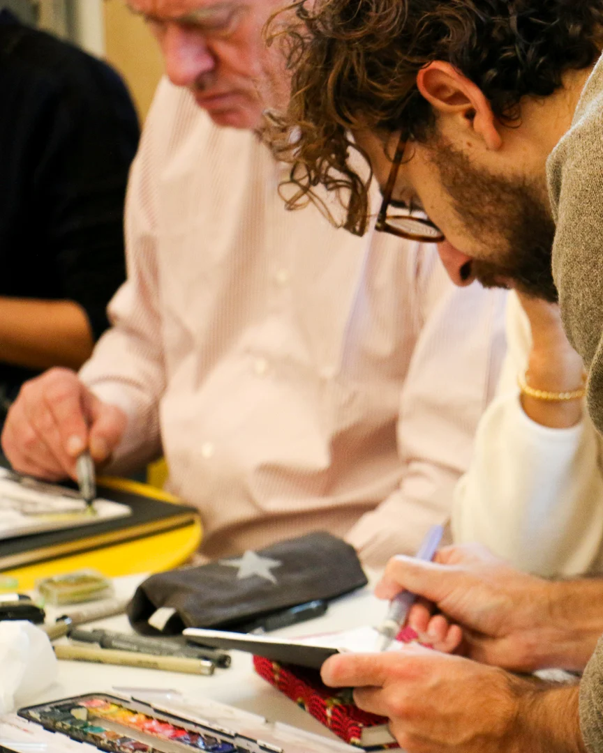 la pédagogie, le professeur montrant un geste de peinture ou de dessin