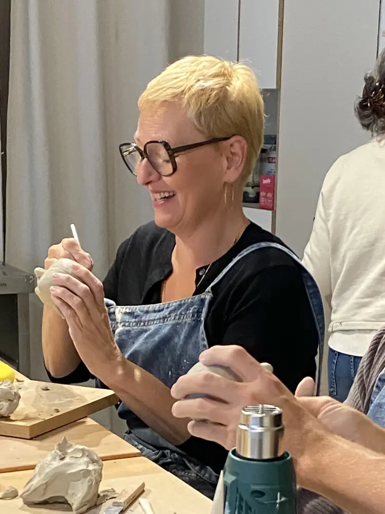 la pédagogie, le professeur montrant un geste de peinture ou de dessin