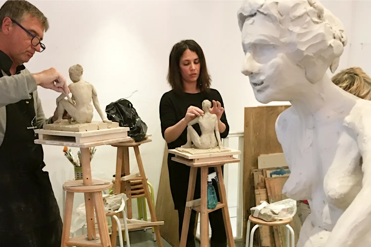 L'ambiance, une table avec des dessins et des crayons et des feutres