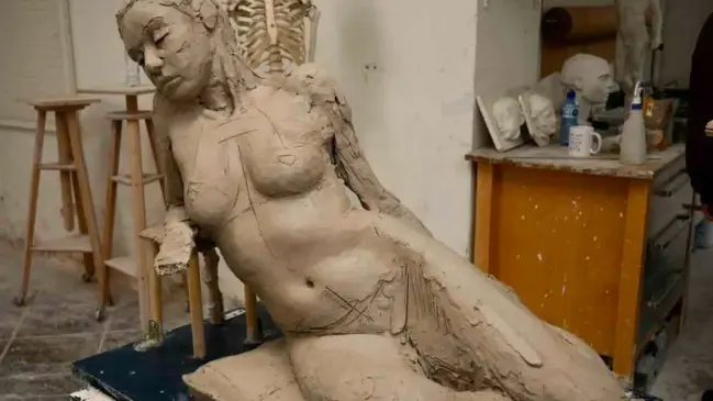 La seconde partie du stage sera consacrée à l’approfondissement de l’anatomie et à l’affinage des volumes. Vous apprendrez à préciser les formes, à comprendre les relations entre les masses musculaires et à unifier votre sculpture pour aboutir à un buste cohérent et équilibré.