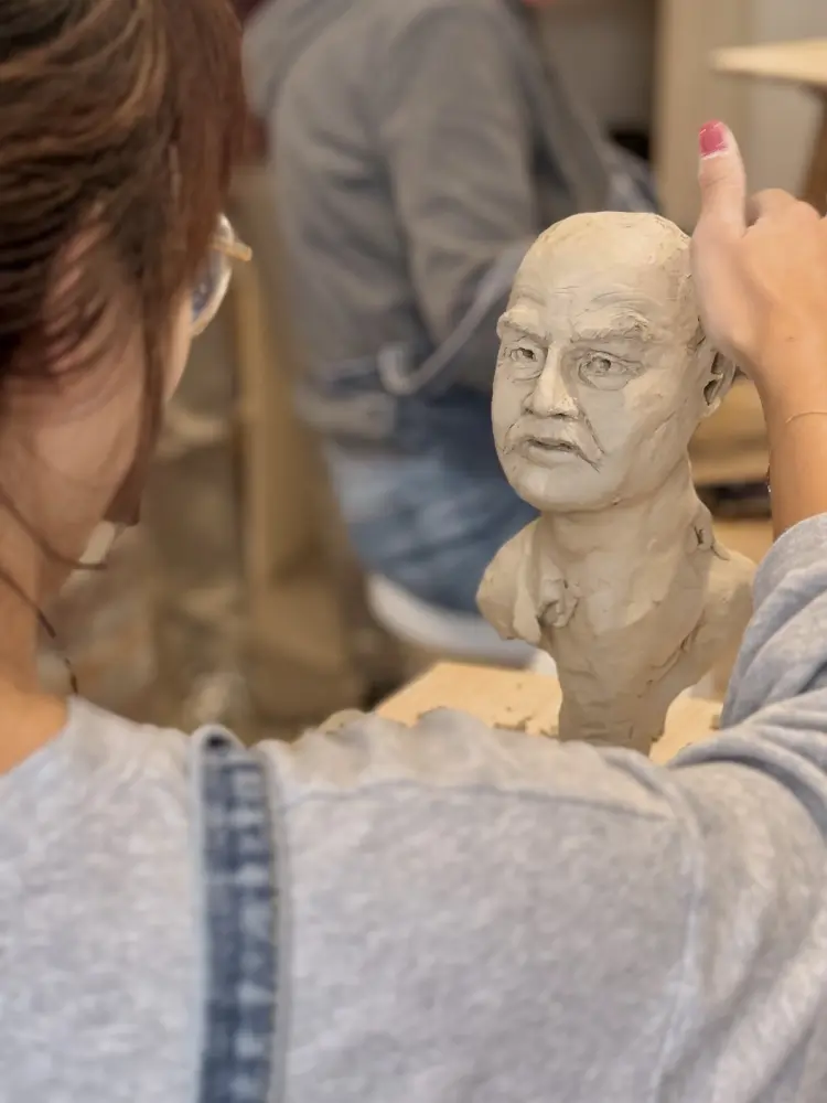 la pédagogie, le professeur montrant un geste de peinture ou de dessin