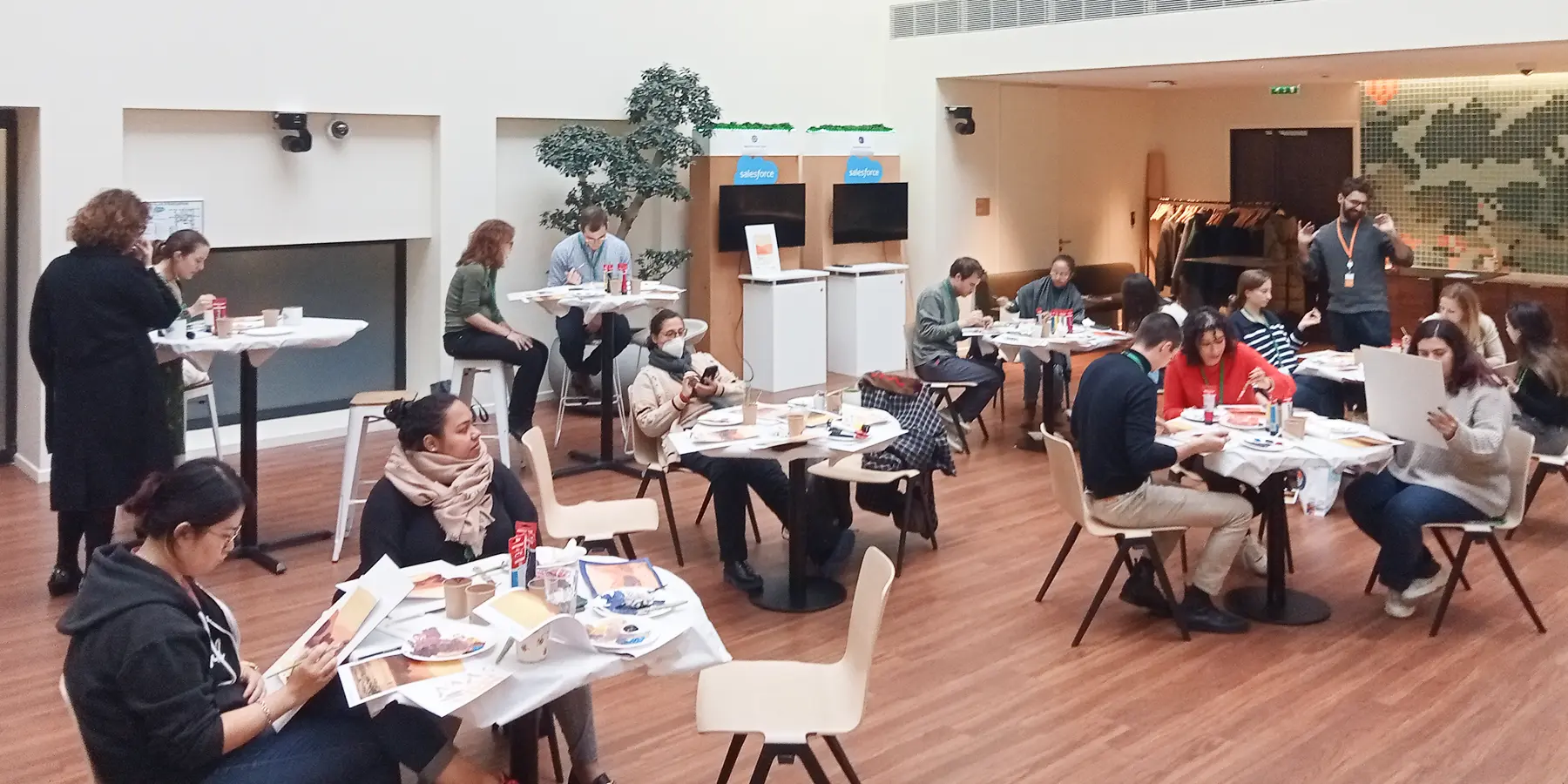 Collaborateurs de Salesforce lors d'un atelier de team building créatif autour du dessin