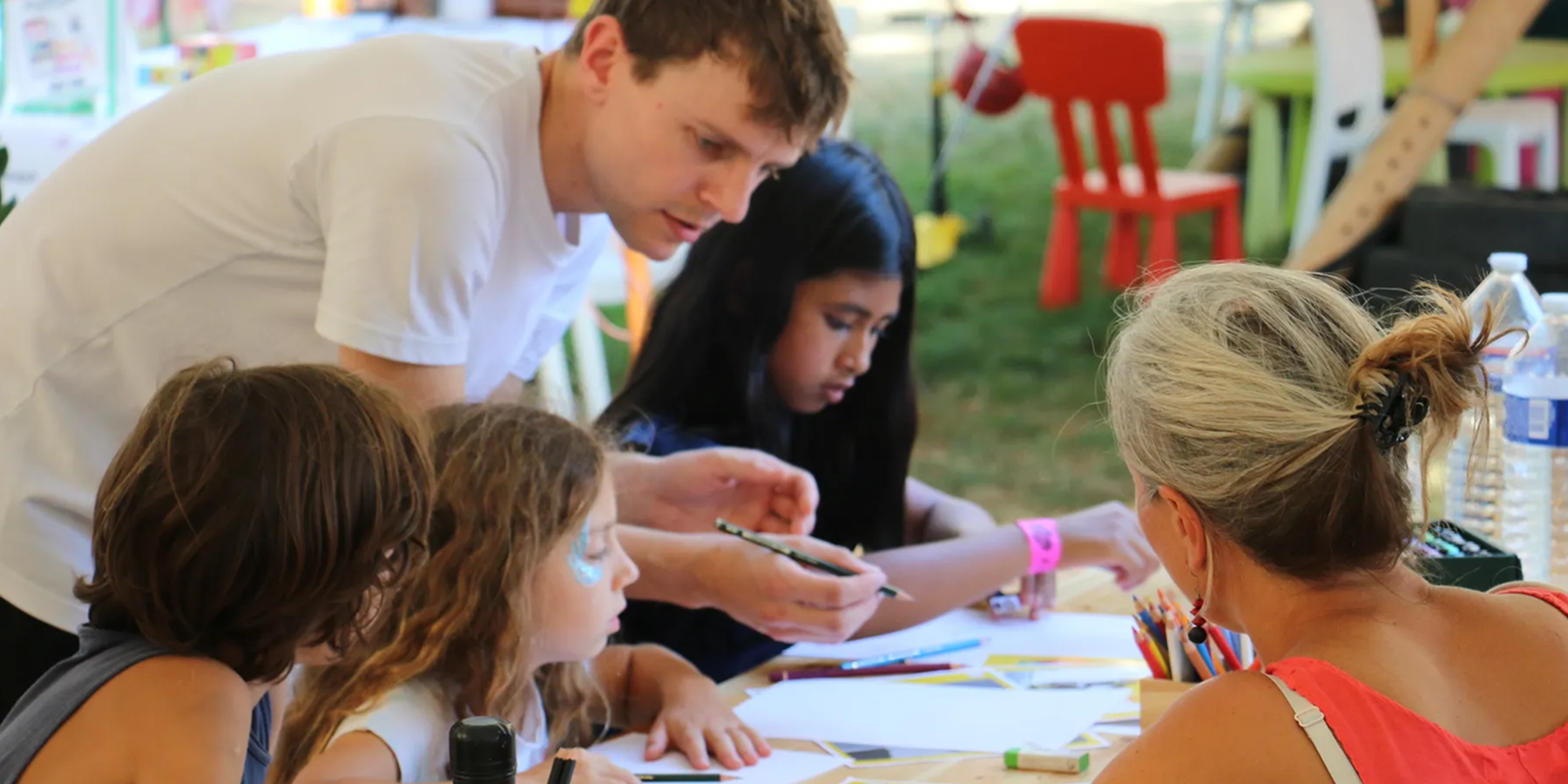 Animation artistique de dessin lors du Festival Paris Paradis 2024