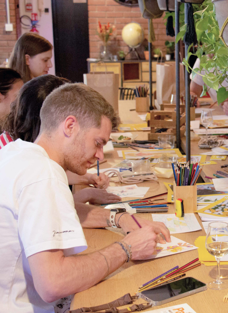 Dessin en noir et blanc représentant un paysage urbain avec un grand dôme, une tour, et des lignes évoquant des filets ou des drapeaux suspendus en premier plan.
