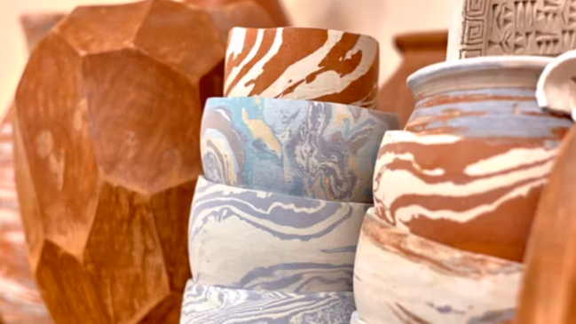 La deuxième journée sera consacrée aux finitions. Après un temps de séchage, vous apprendrez à gratter vos pièces à sec afin d'affiner les formes, nettoyer les surfaces et révéler toute la finesse des motifs. L'attention portée aux détails vous permettra d'obtenir des pièces harmonieuses, prêtes à être cuites.