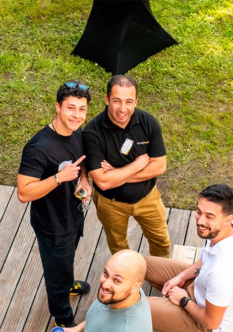Personnes joyeuses participants à un séminaire des Matrus