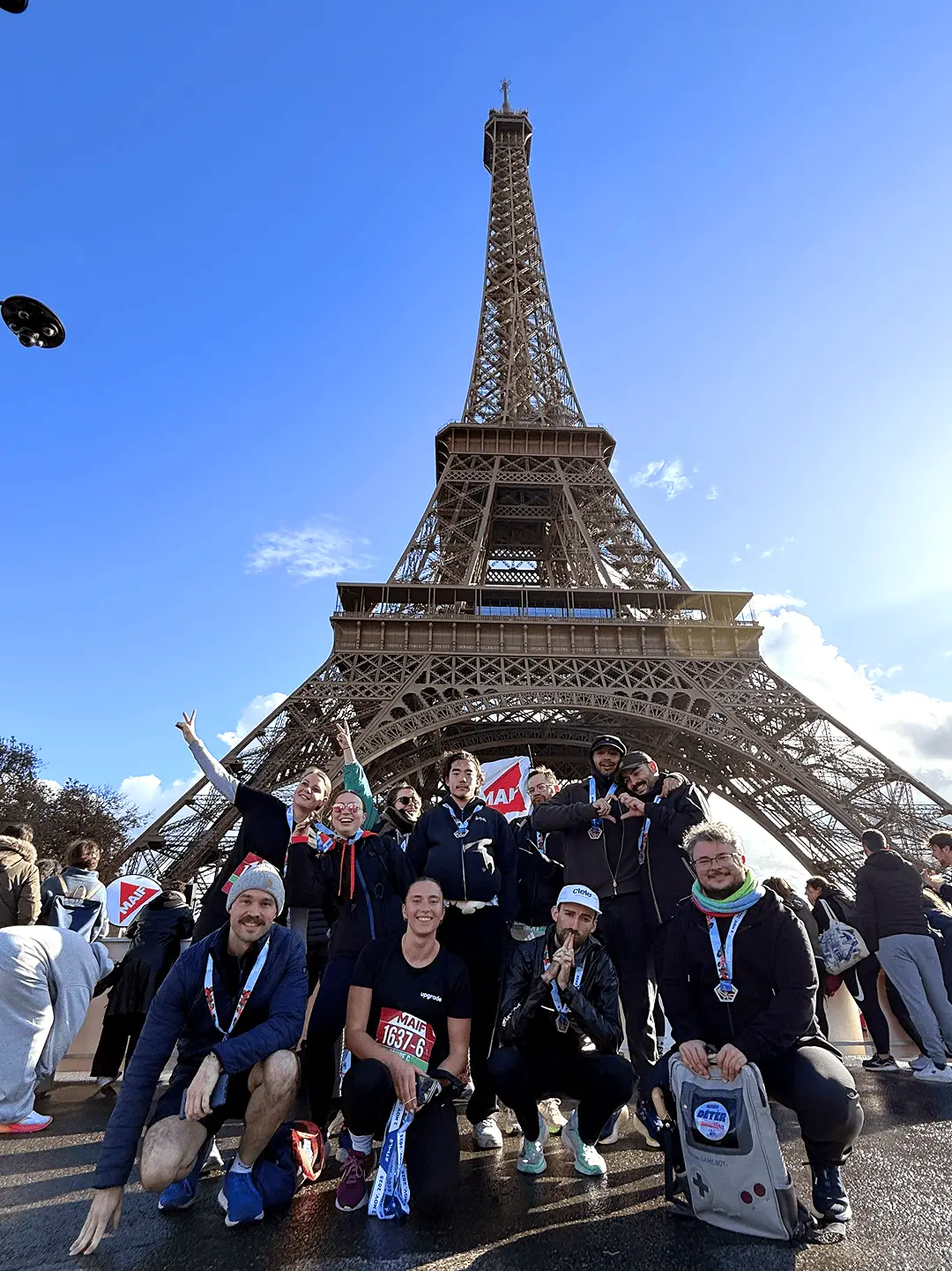 L'équipe d'Upgrade, agence de design UX UI à Paris, posant devant la Tour Eiffel, symbolisant notre présence et notre expertise en conception digitale dans la capitale.