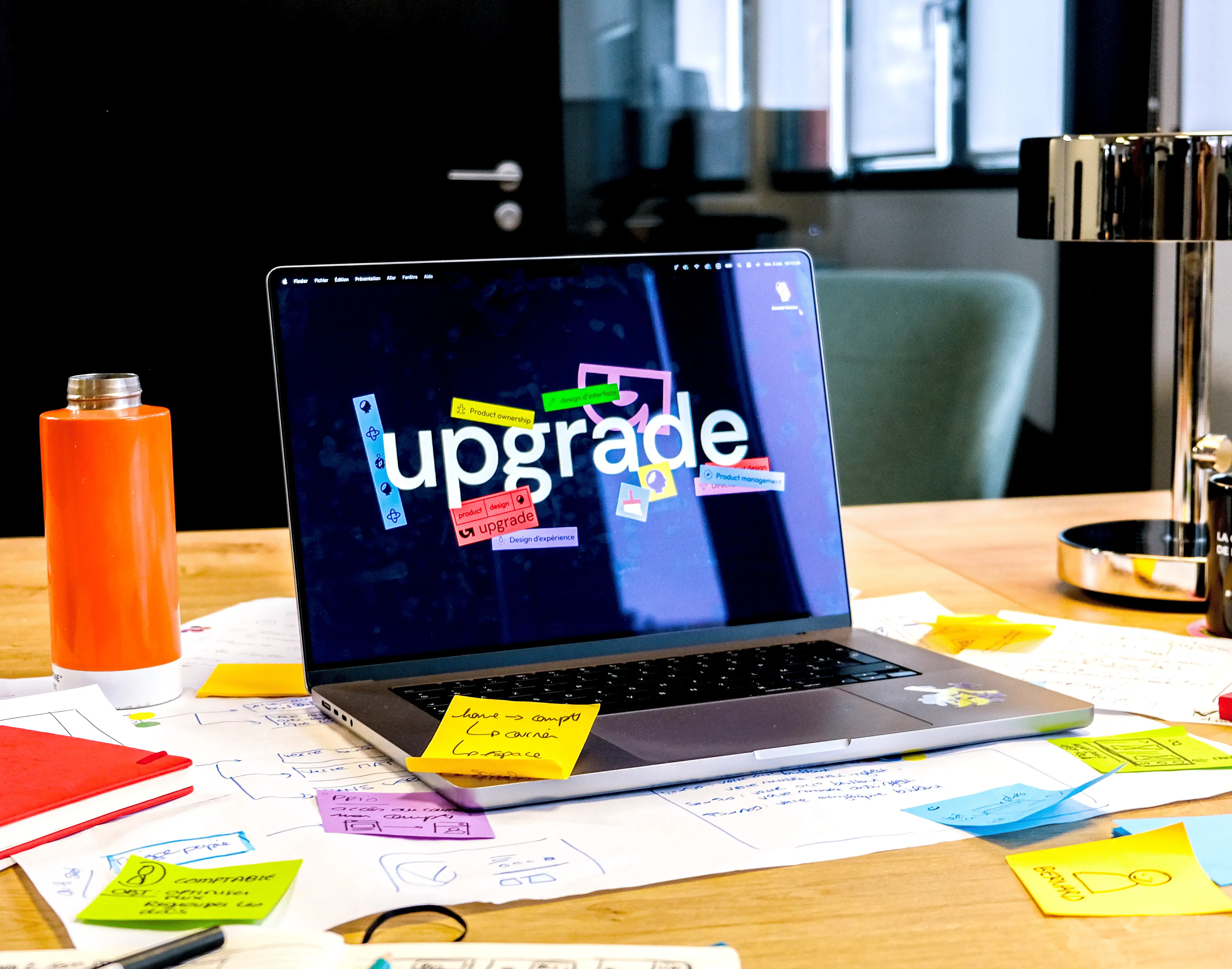 Un ordinateur portable affichant le logo d'Upgrade, agence de design UX UI à Nantes, spécialisée dans l'expérience utilisateur et l'interface utilisateur pour des solutions digitales innovantes.