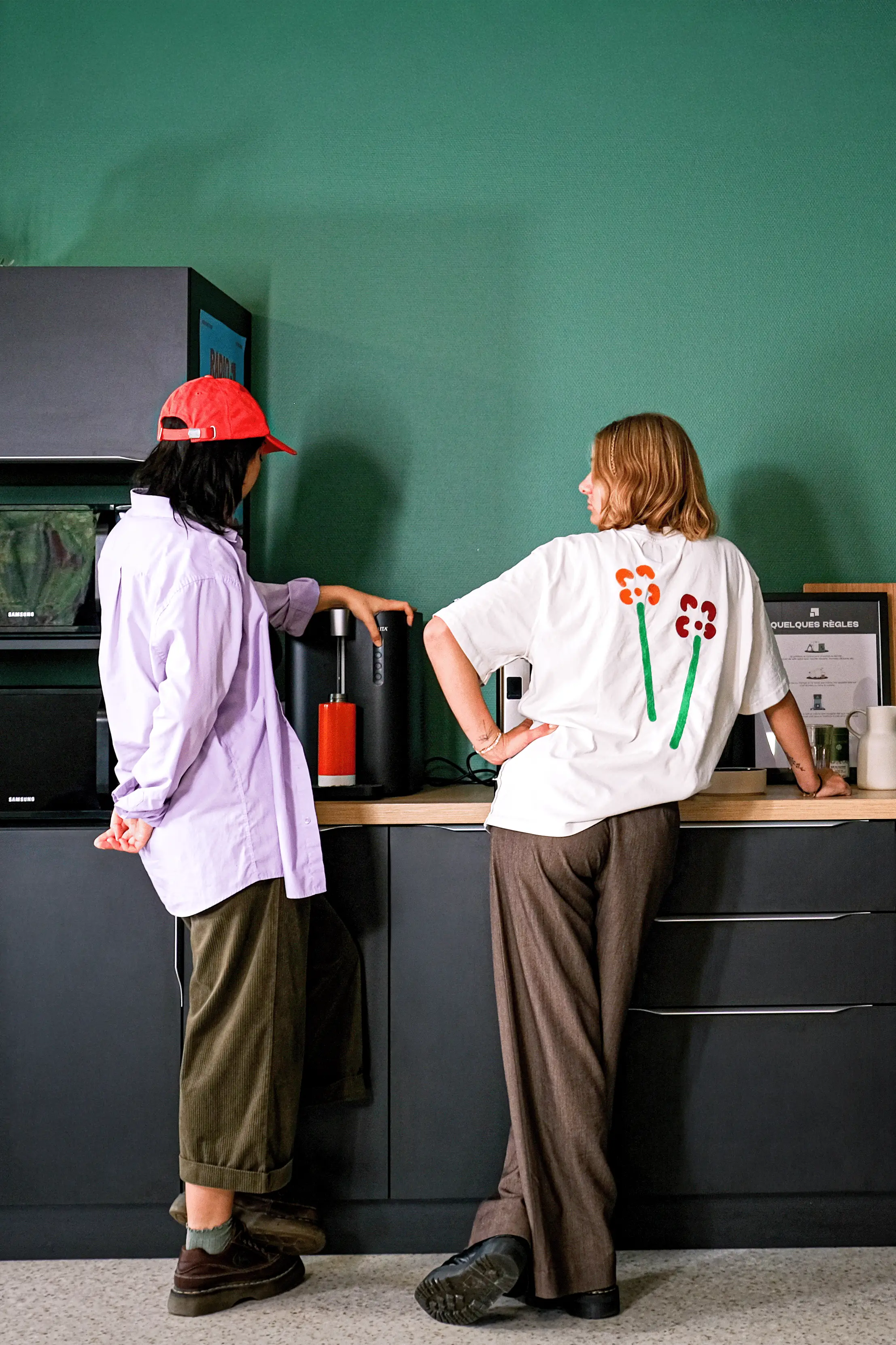 Deux membres de l'équipe de l'agence design UX UI de l'agence Upgrade en pause à Nantes, renforçant notre portée à Lyon et Paris.