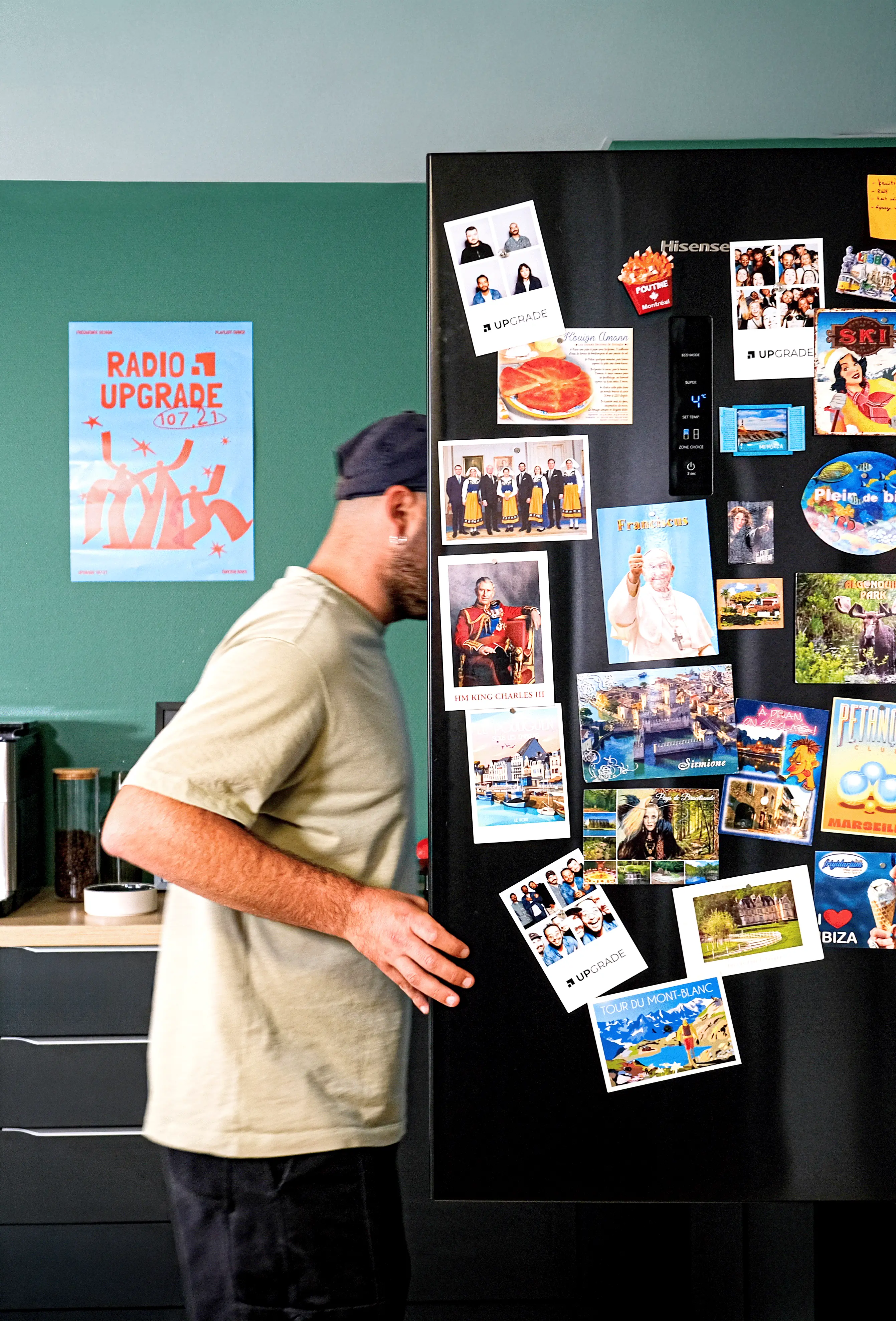 Un membre de l'équipe de l'agence de design UX UI Upgrade à Nantes, dans un espace de détente illustrant la culture d'entreprise avec des souvenirs et un poster de "Radio Upgrade".