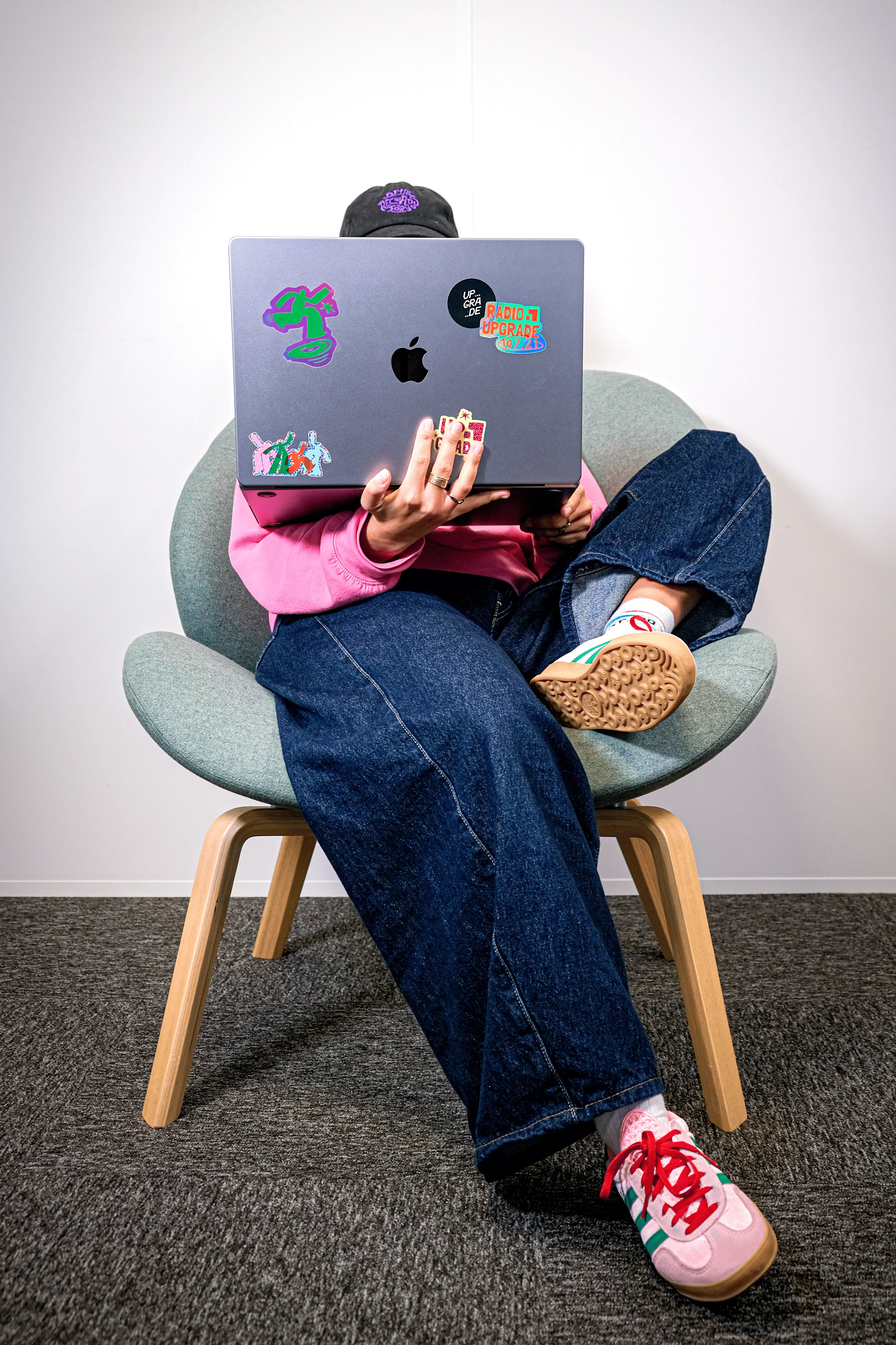 Un designer de l'agence design UX UI Upgrade travaillant sur un ordinateur portable, illustrant la flexibilité et l'environnement créatif.