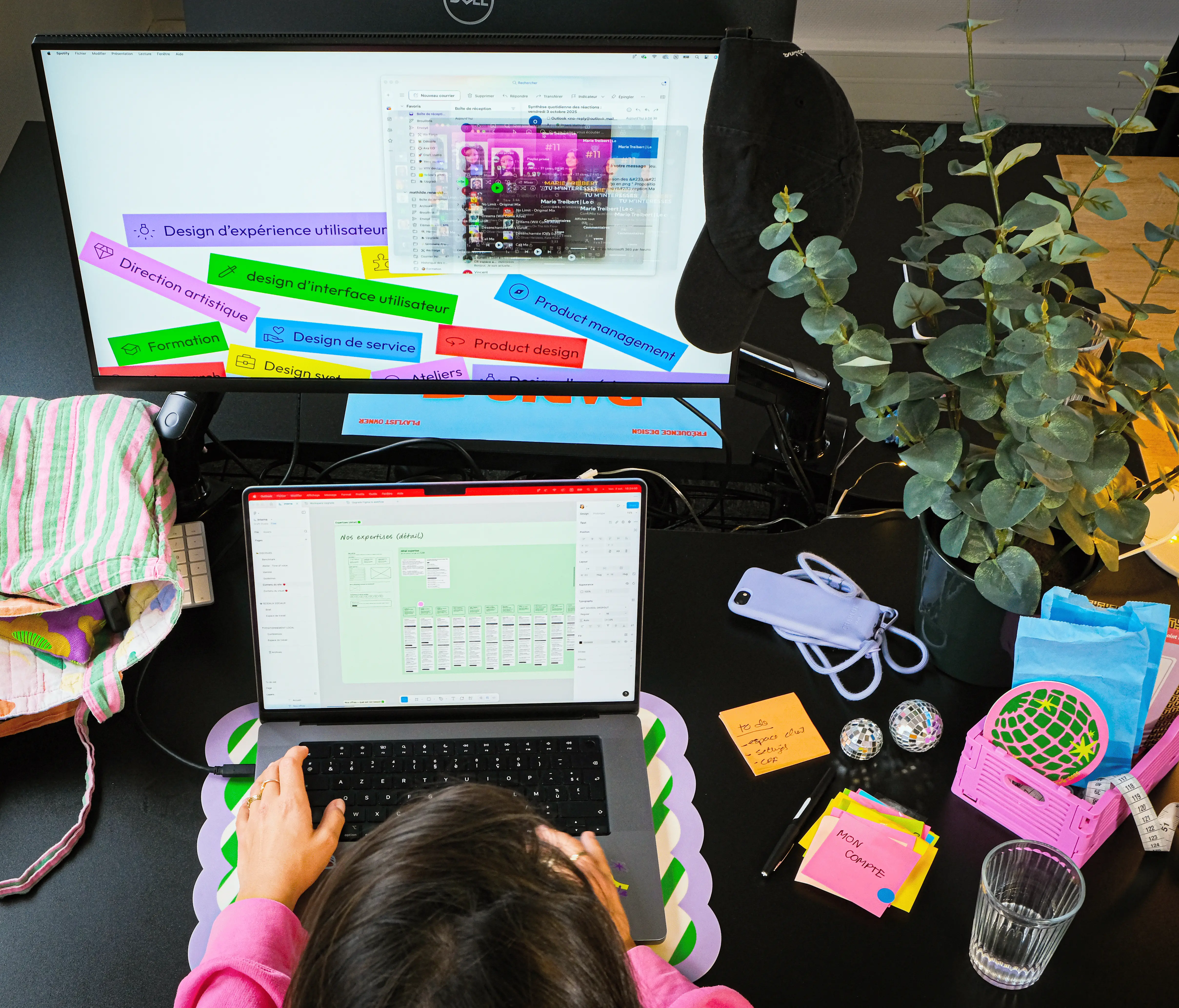 Poste de travail d'une designer UX/UI de l'agence Upgrade, affichant la structuration des compétences en design d'interface et d'expérience utilisateur sur deux écrans.