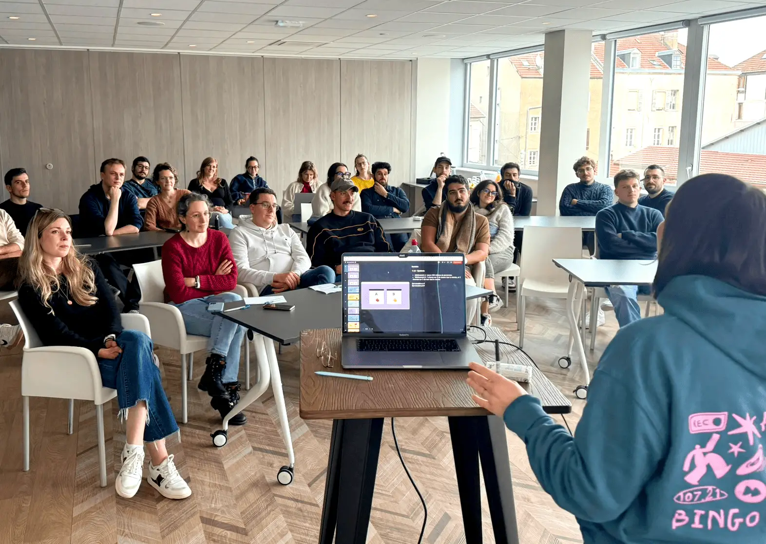 Présentation de l'agence design UX UI devant des étudiants, partageant leur expertise en conception et innovation.