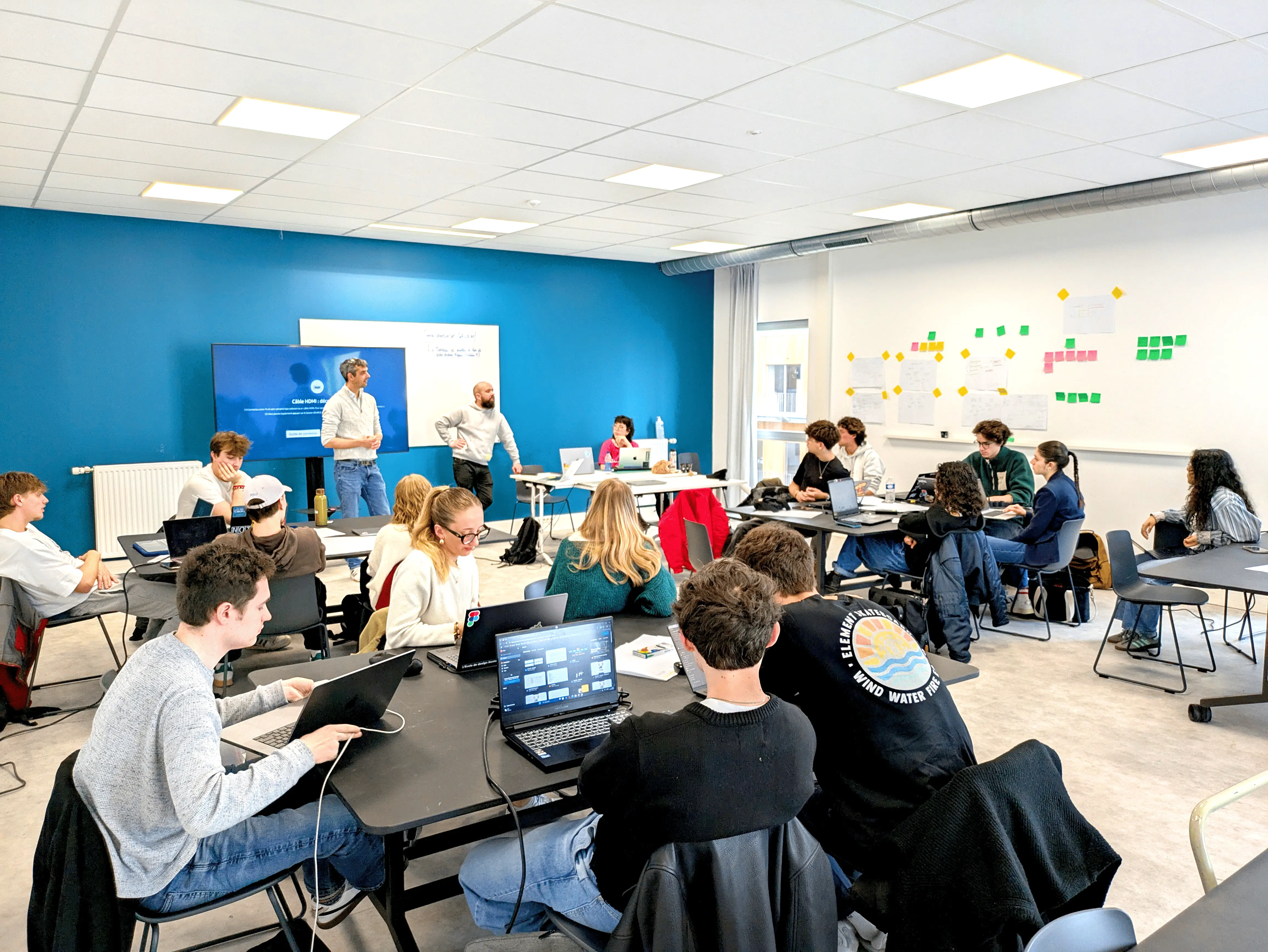 Atelier pratique dirigé par l'équipe de l'agence de design UX UI Upgrade Nantes étudiant un cas client pour optimiser l'expérience utilisateur et l'interface.