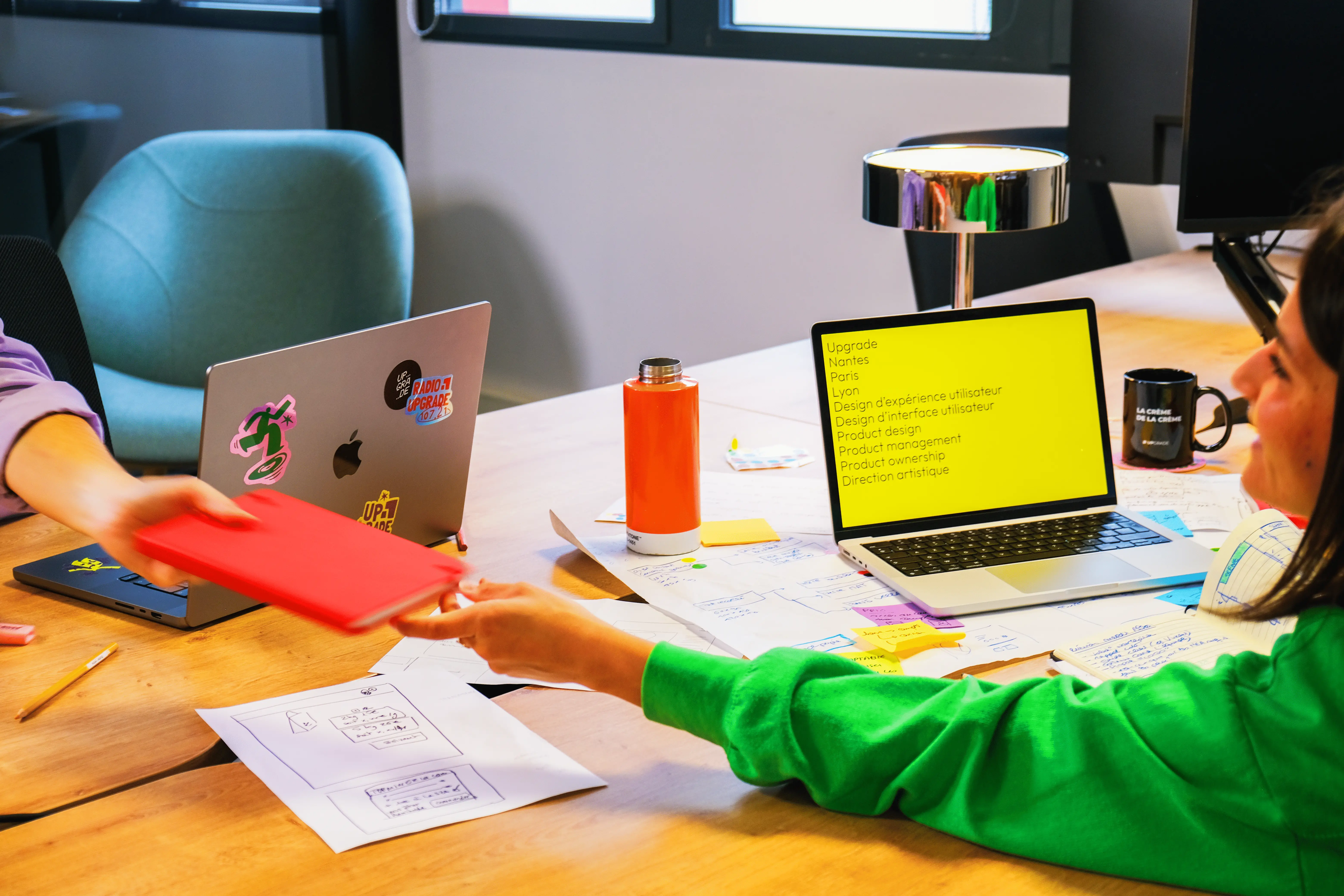 Réunion de travail et collaboration en agence pour un projet de design d'expérience utilisateur UX et d'interface utilisateur UI. Upgrade est votre agence design UX UI à Nantes, Lyon et Paris