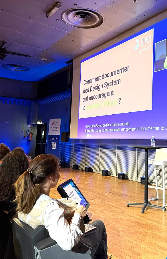 Photo de la conférence Flupa UX Days, où l'agence design UX UI Nantes a présenté une présentation sur comment documenter les Design Systems pour encourager la pensée critique.