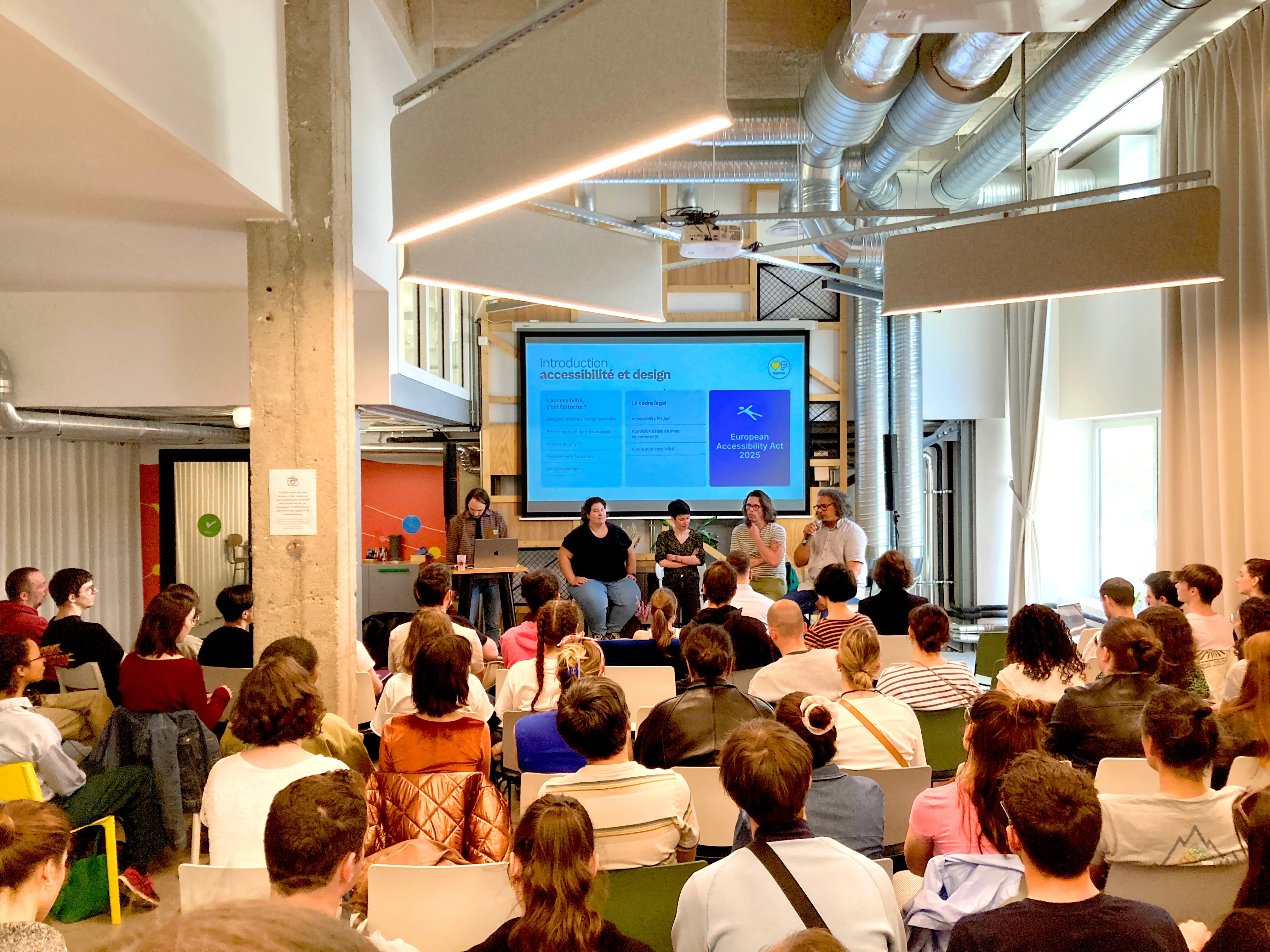 Public lors d'un événement sur l'accessibilité et le design, expertise de l'agence design UX UI Nantes Lyon Paris, avec présentation du European Accessibility Act.