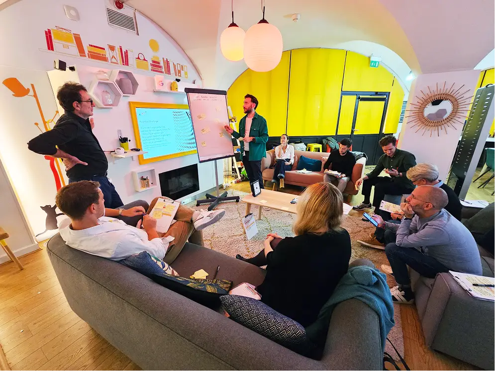 Workshop collaboratif d'une équipe de l'agence design UX UI Nantes Lyon Paris, travaillant sur la conception de l'expérience utilisateur UX dans un de nos studios.