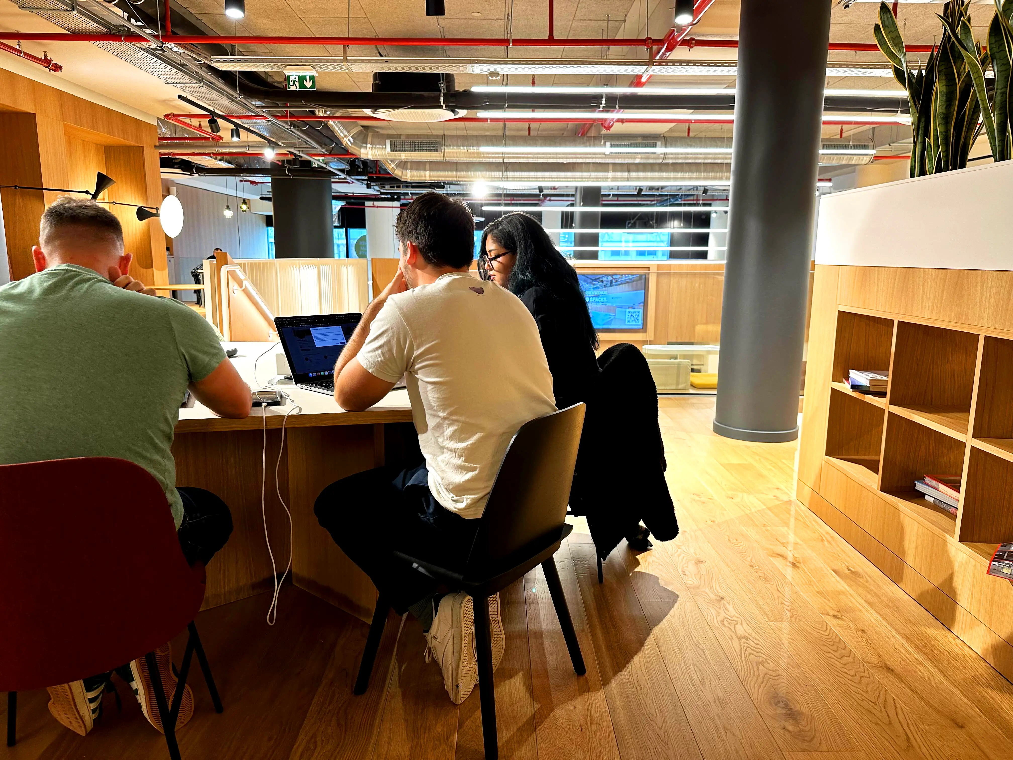 Session de travail collaboratif au sein des bureaux de l'agence design UX UI Lyon pour la création d'interfaces centrées utilisateur.