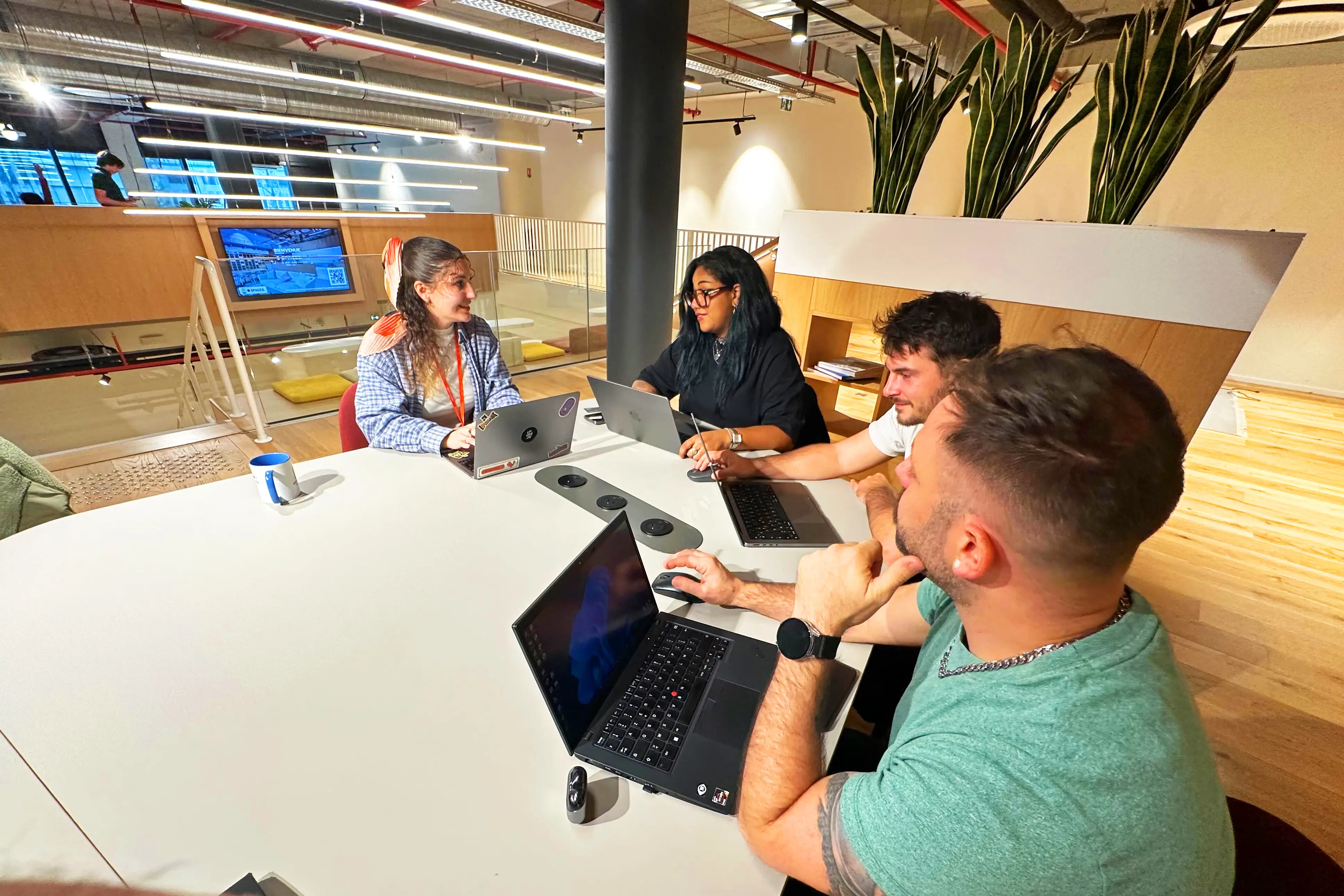 Équipe de consultants de l'agence Upgrade en réunion de conception UX UI à Lyon pour optimiser l'expérience utilisateur de projets web.