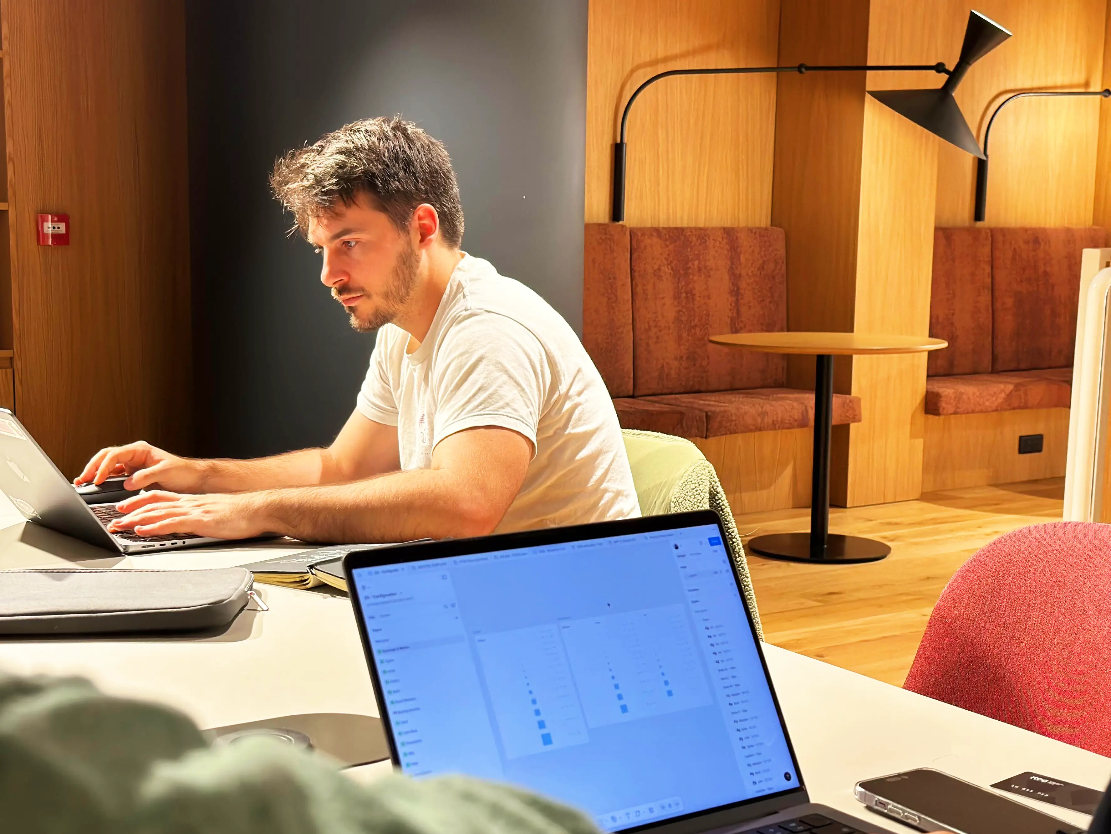 Designer de l'agence Upgrade travaillant sur le prototypage d'une interface mobile pour un client à Lyon, Paris ou Nantes.