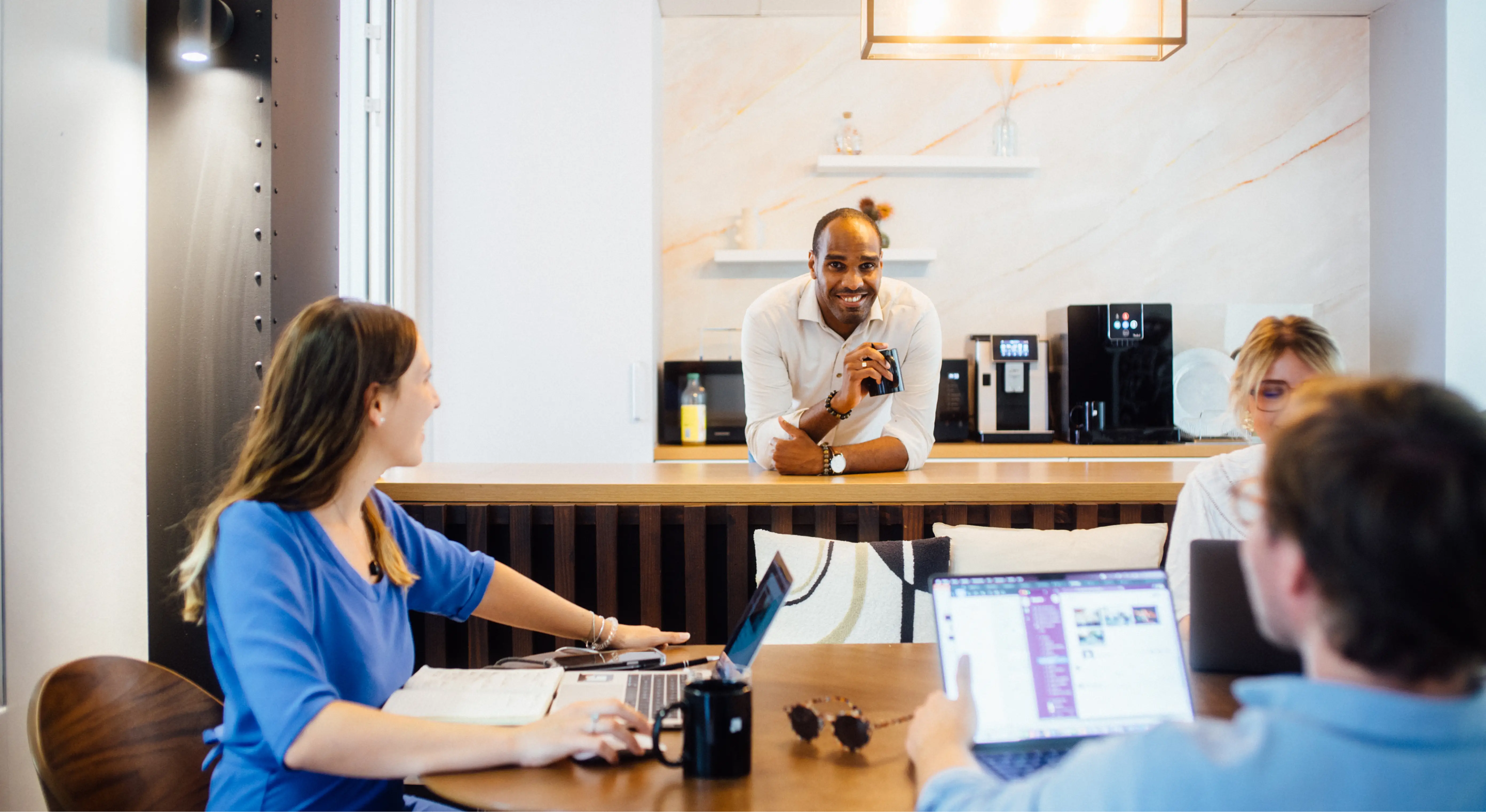 Espace de travail et de détente au sein de l'agence design UX UI Paris Upgrade, où les designers échangent sur les projets de transformation digitale de nos clients.