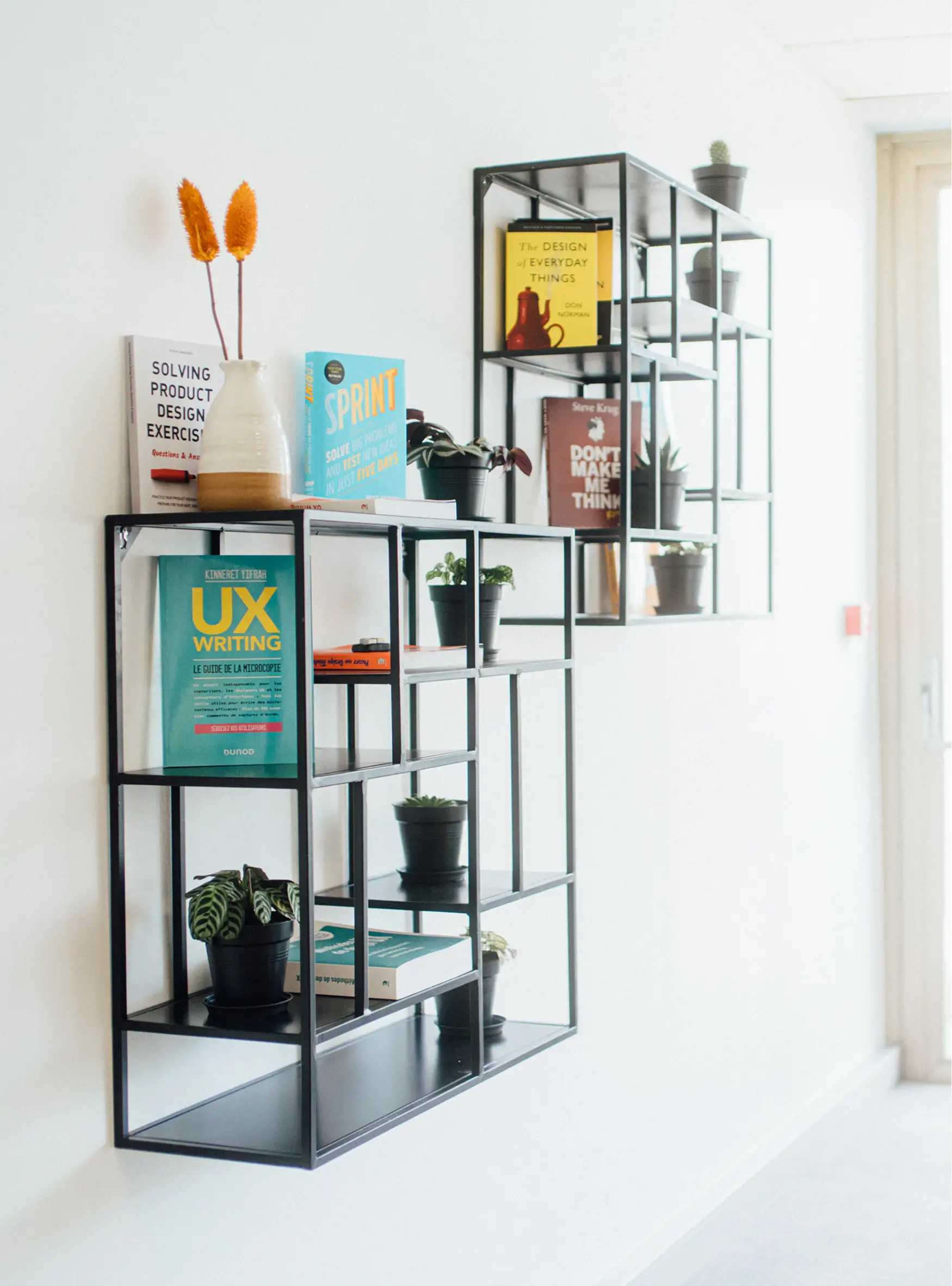 Livres de référence sur le UX Writing, le Design Sprint et le Product Design dans les bureaux de l'agence design UX UI Paris, témoignant de notre expertise technique.