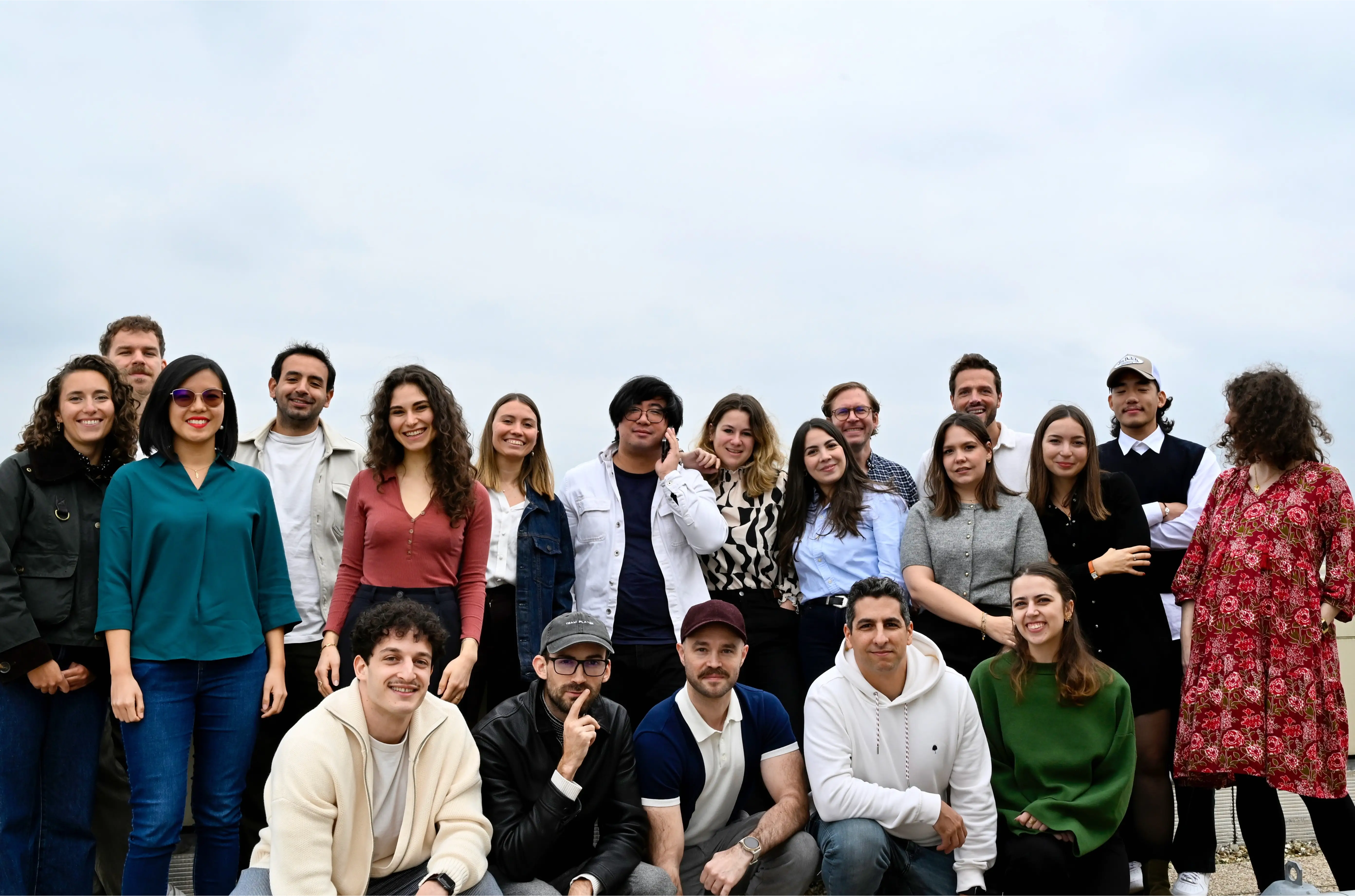 Portrait de groupe des collaborateurs de l'agence design UX UI Paris Upgrade, spécialisée en stratégie digitale et conception d'interfaces centrées utilisateur.