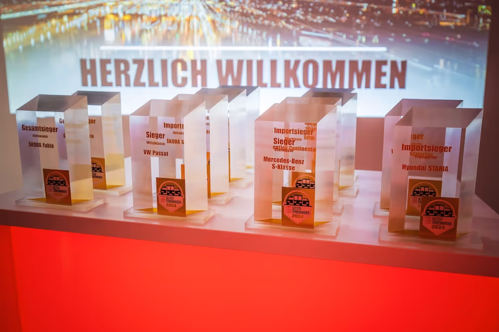 Alle Preise aufgereiht auf einem Tisch.