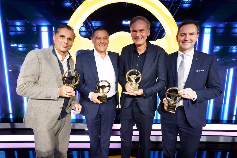 Vier Preisträger des goldenen Lenkrads posieren gemeinsam.