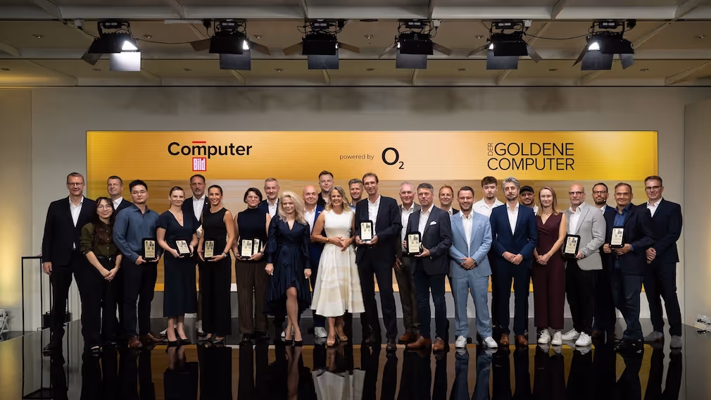 Alle Preisträger des goldenen Computers posieren gemeinsam.