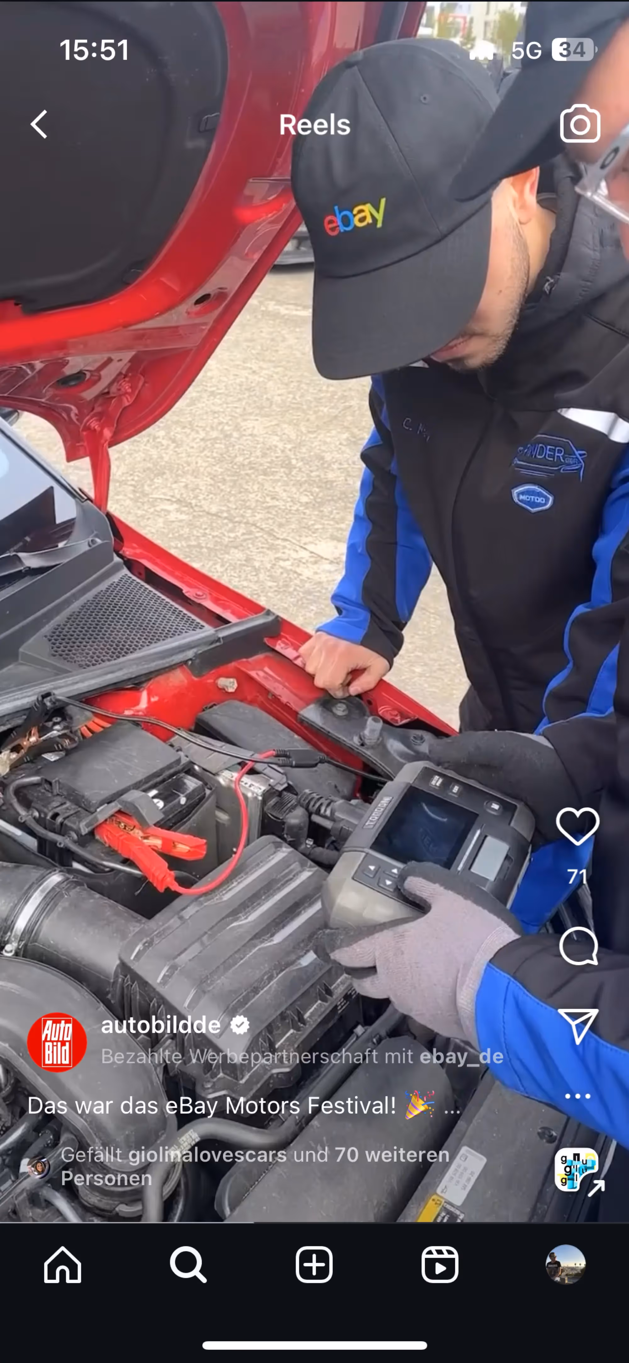 Ein Screenshot eines Instagram-Reels mit Blick unter die Motorhaube.