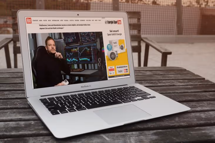 Ein Macbook mit geöffneter Bild-Website auf der rechts eine tado-Anzeige zu sehen ist.