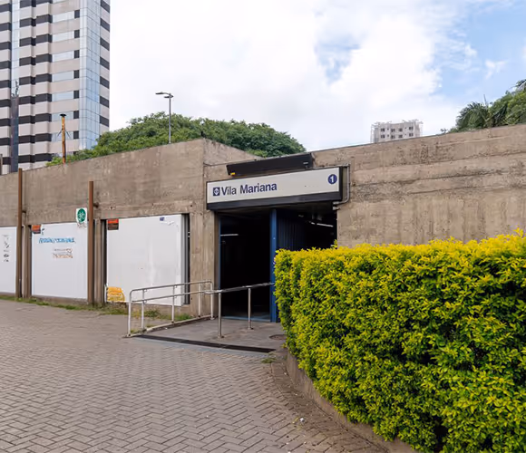 A 550 m da estação de Metrô Vila Mariana