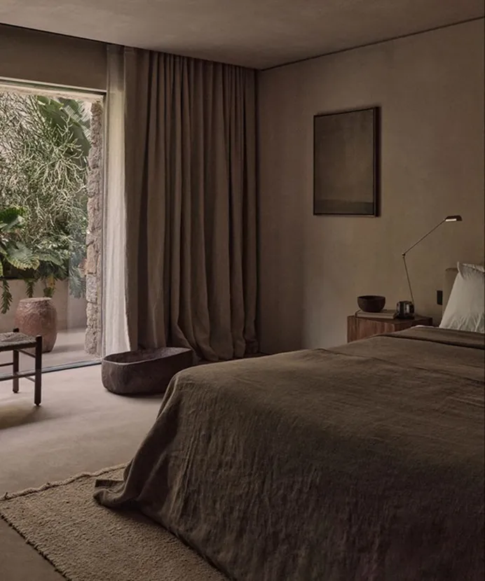 Lachende man in een sfeervolle clubomgeving met een groep mensen op de achtergrond