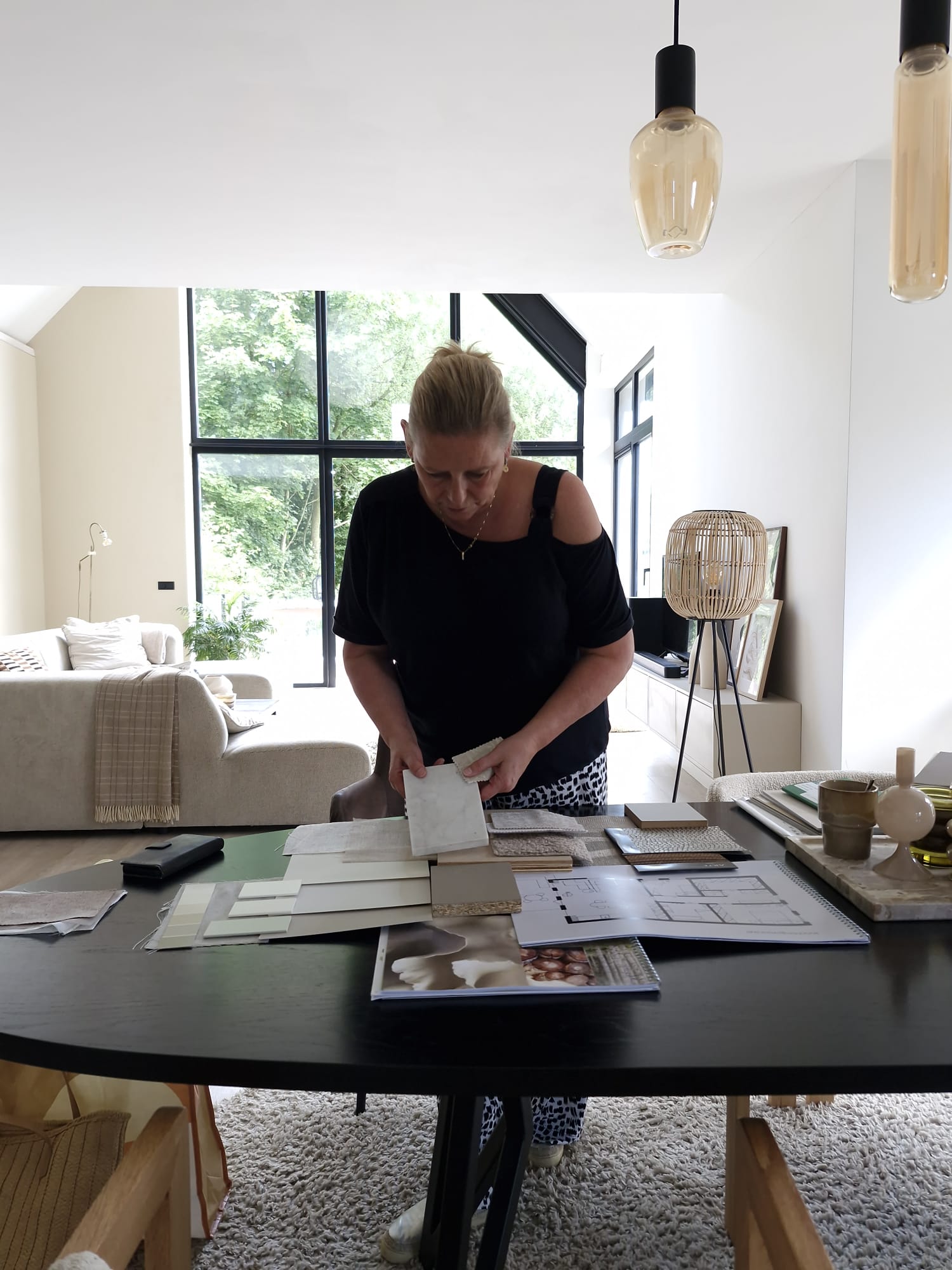 Lachende man in een sfeervolle clubomgeving.